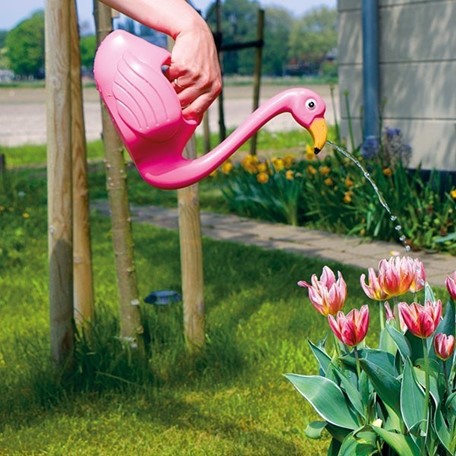 Roze tulpen met flamingo-gieter